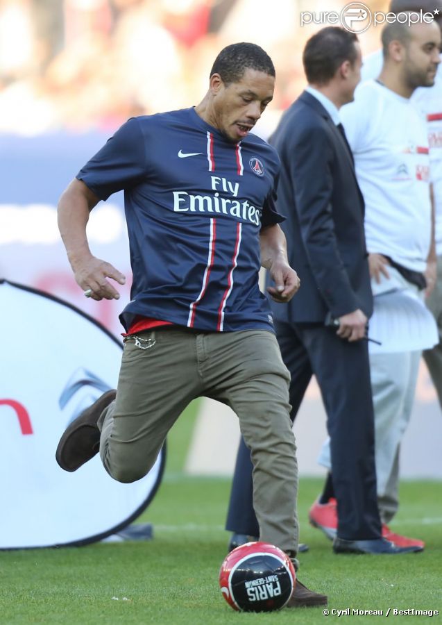 Joey Starr tape la balle avant la rencontre entre le PSG et Sochaux. Paris, le 29 septembre 2012.