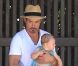 Robert Downey Jr. et son fils se relaxent au bord d'une piscine, à Miami, le 30 septembre 2012.