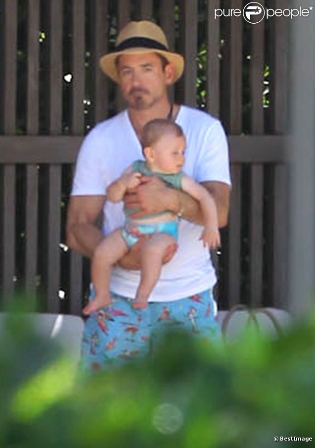 Robert Downey Jr. et son fils Exton se relaxent au bord d'une piscine, à Miami, le 30 septembre 2012.