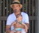 Robert Downey Jr. et son fils Exton se relaxent au bord d'une piscine, à Miami, le 30 septembre 2012.