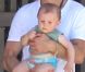 Robert Downey Jr. et son fils Exton se relaxent au bord d'une piscine, à Miami, le 30 septembre 2012.