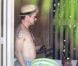 Robert Downey Jr. et son fils Exton se relaxent au bord d'une piscine, à Miami, le 30 septembre 2012.