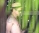 Robert Downey Jr. et son fils Exton se relaxent au bord d'une piscine, à Miami, le 30 septembre 2012.