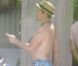 Robert Downey Jr., la cheville toujours fragile, au bord d'une piscine, à Miami, le 30 septembre 2012.