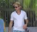 Robert Downey Jr., la cheville toujours fragile, au bord d'une piscine, à Miami, le 30 septembre 2012.