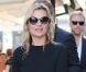 Kate Moss prend la pose au Café de Flore, à Paris, le 1er octobre 2012.