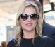 Kate Moss prend la pose au Café de Flore, à Paris, le 1er octobre 2012.