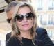 Kate Moss prend la pose au Café de Flore, à Paris, le 1er octobre 2012.