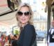 Kate Moss prend la pose au Café de Flore, à Paris, le 1er octobre 2012.