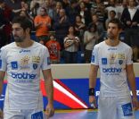 Nikola et Luka Karabatic lors du match de handball entre le PSG et Montpellier le 30 septembre 2012 à Paris