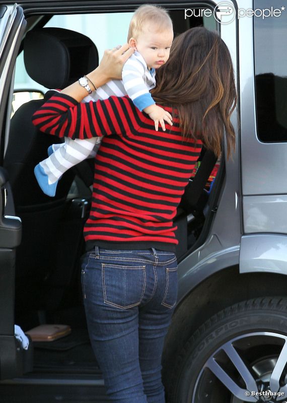Jennifer Garner fait des courses à Los Angeles avec le petit Samuel, 6 mois, le mercredi 3 octobre 2012.