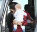 Jennifer Garner fait des courses à Los Angeles avec le petit Samuel dans ses bras, le mercredi 3 octobre 2012.