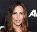 Jennifer Garner : Femme fatale en rouge sous les yeux amoureux de Ben Affleck