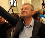 Olivier Falorni après sa victoire au deuxième tour des législatives, à La Rochelle, le 17 juin 2012.