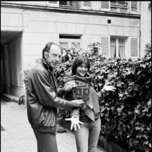 Claude Pinoteau, réalisateur de La Gifle avec Isabelle Adjani et La Boum avec Sophie Marceau, avec qui il pose ici en 1982, est décédé des suites d'une longue maladie le 5 octobre 2012, à 87 ans. Il laisse l'image d'un grand romantique, d'un amoureux du cinéma, d'homme chaleureux et bienveillant.