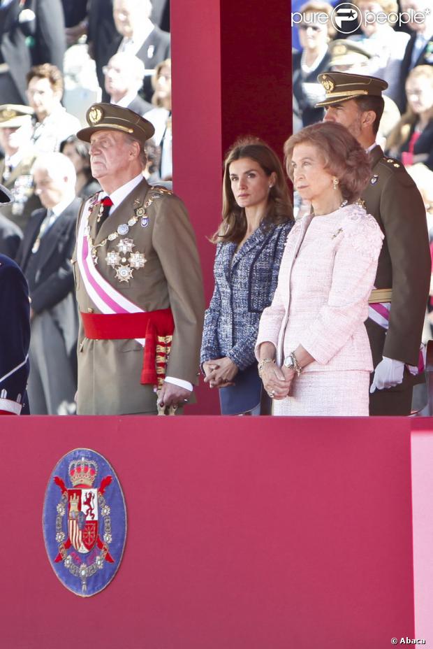 Le roi Juan Carlos solennel, entouré de Sofia, Letizia et Felipe. La famille royale d'Espagne était rassemblée en tenue officielle le 1er octobre 2012 pour la remise de la Croix du mérite collectif San Fernando au régiment de cavalerie Alcantara.