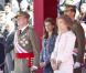 Le roi Juan Carlos solennel, entouré de Sofia, Letizia et Felipe. La famille royale d'Espagne était rassemblée en tenue officielle le 1er octobre 2012 pour la remise de la Croix du mérite collectif San Fernando au régiment de cavalerie Alcantara.