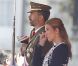 Le prince Felipe et sa soeur aînée l'infante Elena solennels. Le roi Juan Carlos d'Espagne, entouré du prince Felipe, de la reine Sofia, de la princesse Letizia, de l'infante Cristina et des infantes Pilar et Margarita, présidait le 1er octobre 2012 à Madrid la remise de la Croix du mérite collectif au régiment de cavalerie Alcantara.