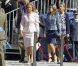 La reine Sofia, suivie des princesses Letizia et Elena, fait son arrivée. Le roi Juan Carlos d'Espagne, entouré du prince Felipe, de la reine Sofia, de la princesse Letizia, de l'infante Cristina et des infantes Pilar et Margarita, présidait le 1er octobre 2012 à Madrid la remise de la Croix du mérite collectif au régiment de cavalerie Alcantara.