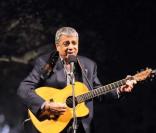 Enrico Macias n'a pas résisté à prendre sa guitare et à pousser la chansonnette