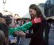 Kate Middleton a fait au jeune Terry Campbell le plaisir d'un câlin, en visite à Newcastle le 10 octobre 2012