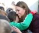 Kate Middleton a fait au jeune Terry Campbell le plaisir d'un câlin, en visite à Newcastle le 10 octobre 2012
