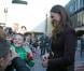 Kate Middleton a fait au jeune Terry Campbell le plaisir d'un câlin, en visite à Newcastle le 10 octobre 2012