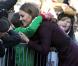 Kate Middleton a fait au jeune Terry Campbell le plaisir d'un câlin, en visite à Newcastle le 10 octobre 2012