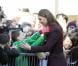 Kate Middleton a fait au jeune Terry Campbell le plaisir d'un câlin, en visite à Newcastle le 10 octobre 2012