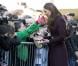 Kate Middleton a fait au jeune Terry Campbell le plaisir d'un câlin, en visite à Newcastle le 10 octobre 2012