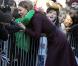 Kate Middleton a fait au jeune Terry Campbell le plaisir d'un câlin, en visite à Newcastle le 10 octobre 2012