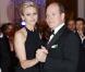 Albert et Charlene ont amoureusement ouvert le bal avec la grâce et l'expertise dont ils sont coutumiers. Le prince Albert II de Monaco et la princesse Charlene étaient les invités d'honneur de la 2e édition du Ballo del Giglio (Bal du Lys), dans la Salle blanche du Palazzo Pitti, à Florence, le 10 octobre 2012.