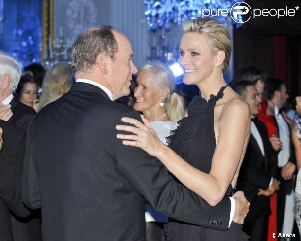 Albert et Charlene, les yeux dans les yeux, ont amoureusement ouvert le bal. Le prince Albert II de Monaco et la princesse Charlene étaient les invités d'honneur de la 2e édition du Ballo del Giglio (Bal du Lys), dans la Salle blanche du Palazzo Pitti, à Florence, le 10 octobre 2012.