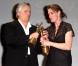 Richard Dean Anderson et Amanda Tapping reçoivent le Jules Verne Award lors du Festival Jules Verne 2012 au Grand Rex, le 10 octobre 2012