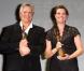 Richard Dean Anderson et Amanda Tapping reçoivent heureux le Jules Verne Award lors du Festival Jules Verne 2012 au Grand Rex, le 10 octobre 2012