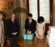  La traditionnelle cérémonie d'échange de cadeaux... Le prince Albert de Monaco et la princesse Charlene en visite à Florence le 10 octobre 2012, reçus par le maire Matteo Rizzi et son épouse Agnese à l'Hôtel de Ville (Palazzo Vecchio), avant le Bal du Lys au Palazzo Pitti. 