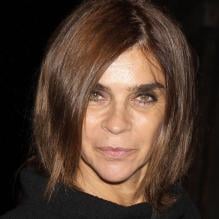 Carine Roitfeld assiste au vernissage de l'expo photo Chanel : The Little Black Jacket à la Saatchi Gallery. Londres, le 11 octobre 2012.