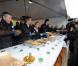 Antoine de Caunes, Anne-Sophie Lapix et Thierry Ardisson participent au service du curry géant cuisiné avec des légumes destinés à être jetés, pour dénoncer le gaspillage alimentaire, à Paris, le samedi 13 octobre 2012.