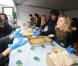 Audrey Pulvar participe au service du curry géant cuisiné avec des légumes destinés à être jetés, pour dénoncer le gaspillage alimentaire, à Paris, le samedi 13 octobre 2012.