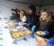 Audrey Pulvar participe au service du curry géant cuisiné avec des légumes destinés à être jetés, pour dénoncer le gaspillage alimentaire, à Paris, le samedi 13 octobre 2012.