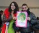 Mouloud Achour participe au service du curry géant cuisiné avec des légumes destinés à être jetés, pour dénoncer le gaspillage alimentaire, à Paris, le samedi 13 octobre 2012.