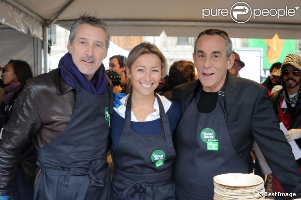 Antoine de Caunes, Anne-Sophie Lapix et Thierry Ardisson participent au service du curry géant cuisiné avec des légumes destinés à être jetés, pour dénoncer le gaspillage alimentaire, à Paris, le samedi 13 octobre 2012.