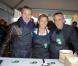 Antoine de Caunes, Anne-Sophie Lapix et Thierry Ardisson participent au service du curry géant cuisiné avec des légumes destinés à être jetés, pour dénoncer le gaspillage alimentaire, à Paris, le samedi 13 octobre 2012.
