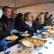 Antoine de Caunes et Anne-Sophie Lapix participent au service du curry géant cuisiné avec des légumes destinés à être jetés, pour dénoncer le gaspillage alimentaire, à Paris, le samedi 13 octobre 2012.