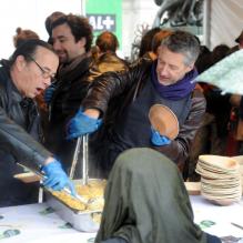 Antoine de Caunes participe au service du curry géant cuisiné avec des légumes destinés à être jetés, pour dénoncer le gaspillage alimentaire, à Paris, le samedi 13 octobre 2012.
