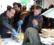 Antoine de Caunes participe au service du curry géant cuisiné avec des légumes destinés à être jetés, pour dénoncer le gaspillage alimentaire, à Paris, le samedi 13 octobre 2012.