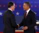  Le président sortant Barack Obama et le candidat républicain Mitt Romney se serrent la main avant de commencer le second débat présidentiel à la Hofstra University. Hempstead, le 16 octobre 2012. 
