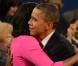 Barack Obama embrasse sa femme Michelle à l'issue du second débat présidentiel à la Hofstra University. Hempstead, le 16 octobre 2012.