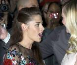 Kirsten Dunst tient Kristen Stewart lors du Festival de Toronto le 6 septembre 2012