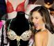 Alessandra Ambrosio prend fièrement la pose pour présenter Fantasy Bra à New York le 18 octobre 2012 d'une valeur de 2,5 millions de dollars.